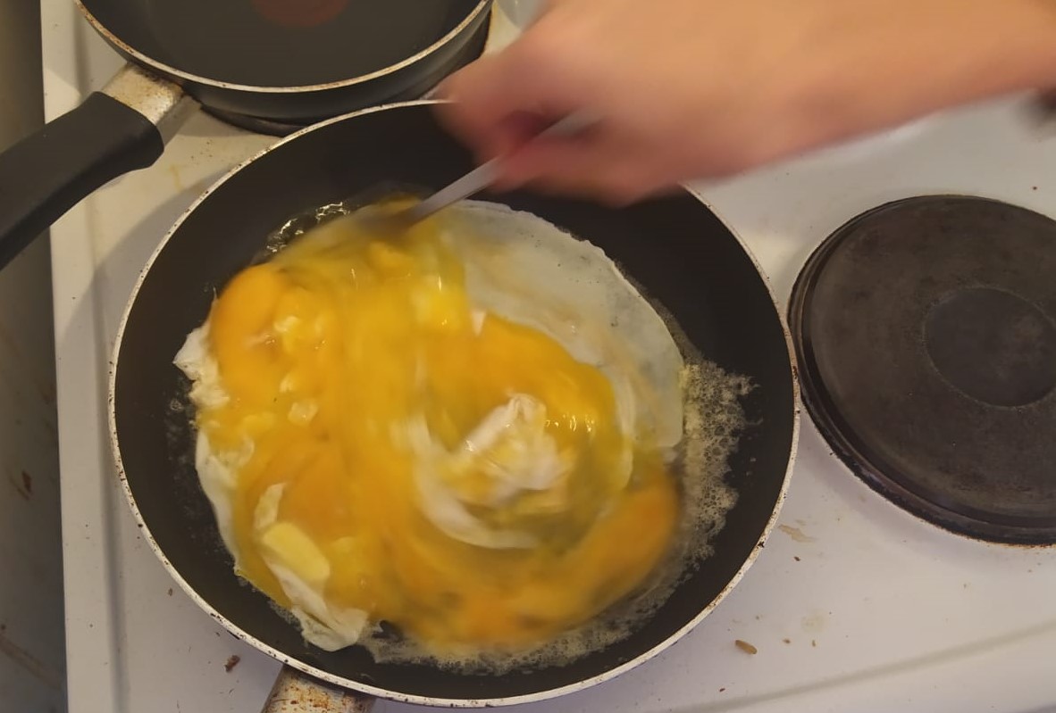  pour eggs pan 