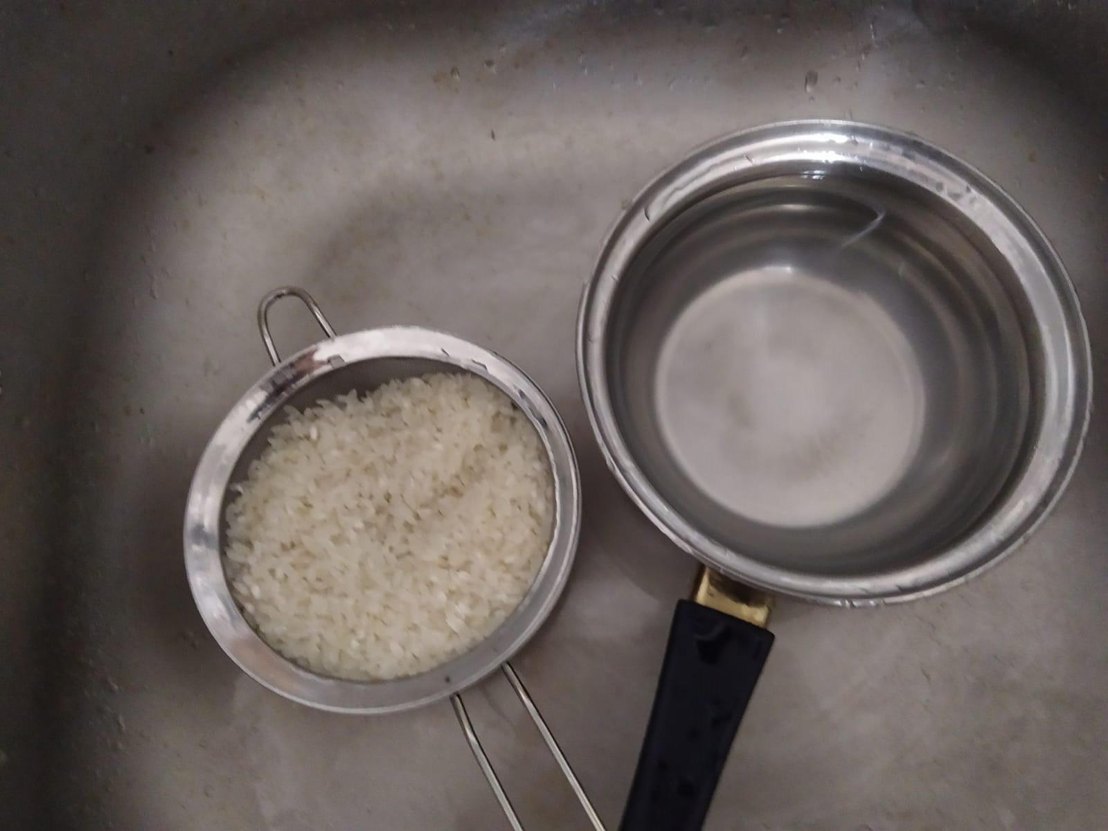  washing rice 